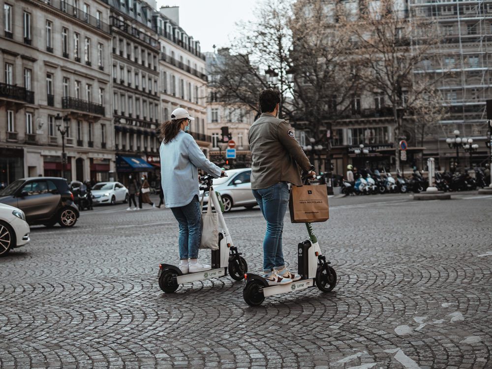 trottinette_rue_couple